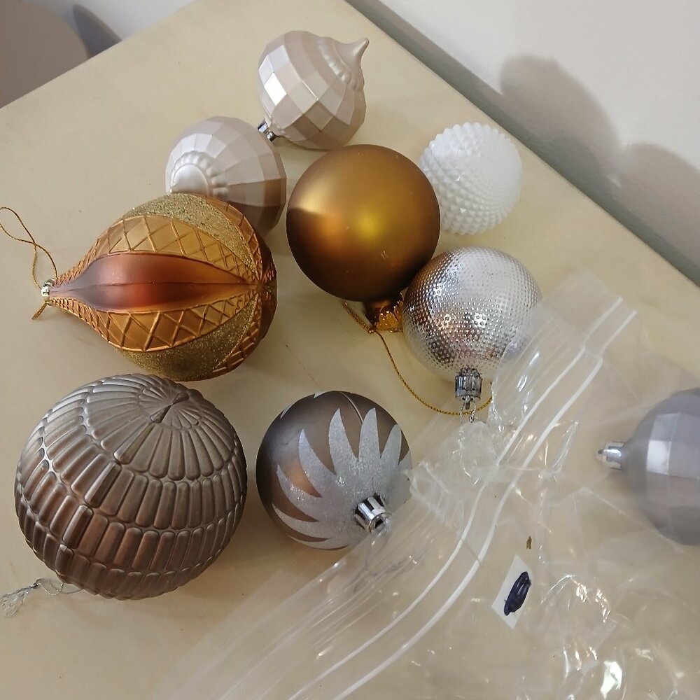 Assorted lot of vintage looking ornaments (plastic) - 25 in all - Picture 2 of 4